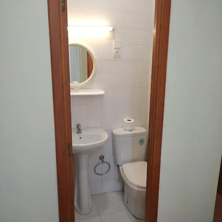 Pensao Estacao בית הארחה 2*